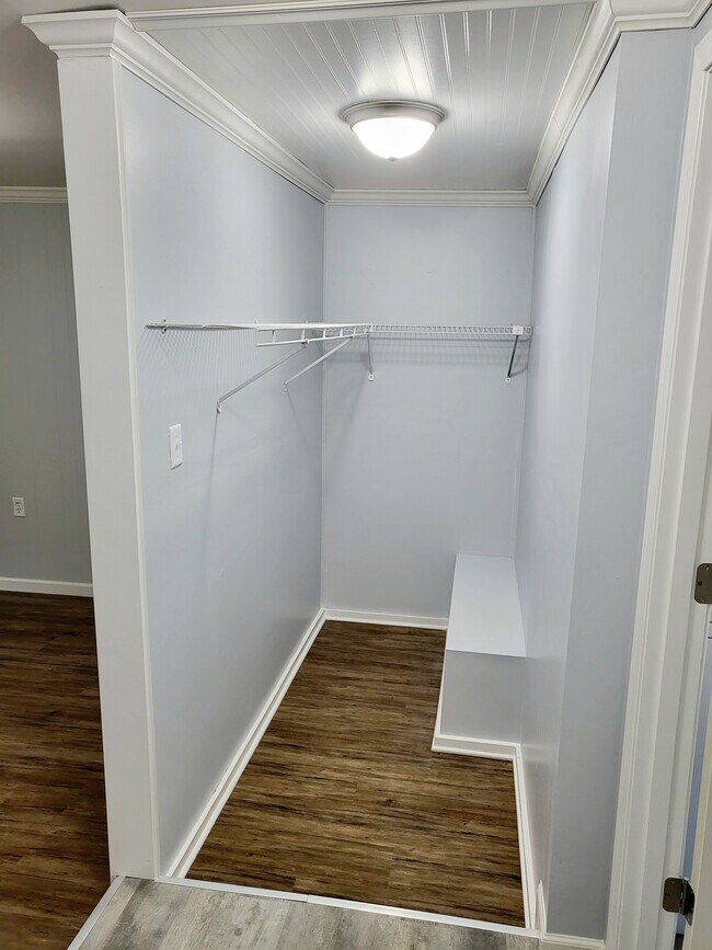 Foto del edificio - 8180 Lakeshore Rd