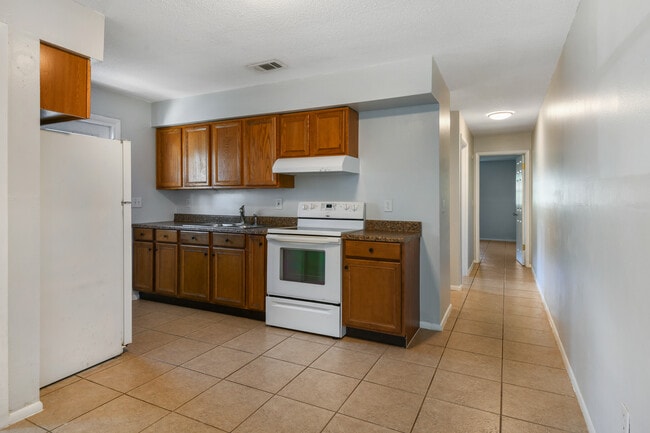 Building Photo - 408 N Rosland Dr