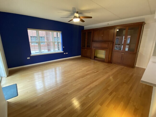 Living room - 210 N Addison Ave