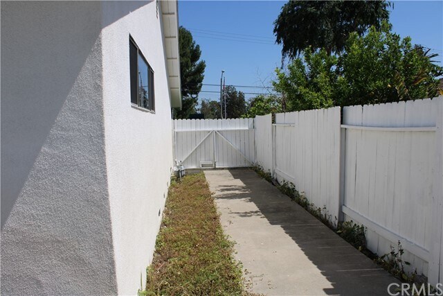 Building Photo - 1327 N Acacia Ave
