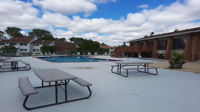 Foto del edificio - Spacious & Updated 2-Bed, 2-Bath Condo in Desirable Palatine Location