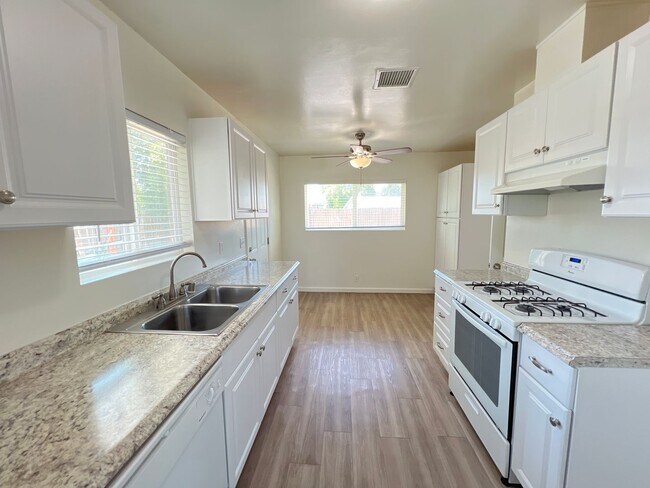 Foto del edificio - Remodeled 3 Bed Home w/ Fireplace, Garage & Huge Backyard – 93309