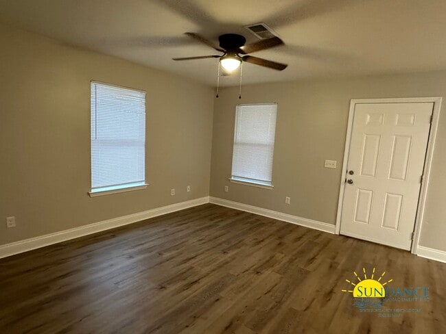 Building Photo - Adorable 3 Bedroom Home in Pensacola!