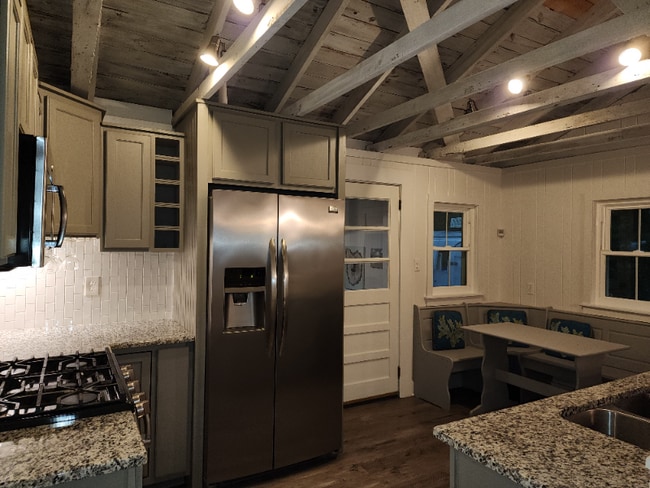 Building Photo - 6523 Village Point Dr