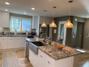Building Photo - 2406 Torrey Pines Rd