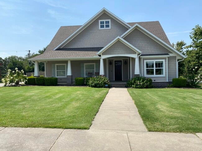 Building Photo - 612 Clinton Cir