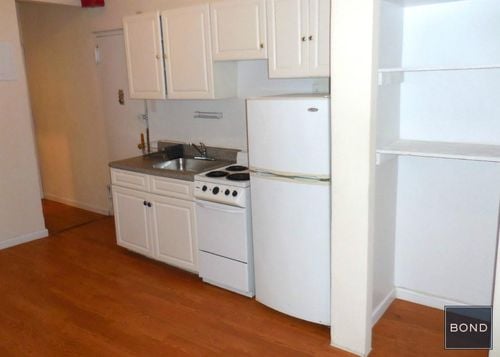 Building Photo - 254 E 3rd St