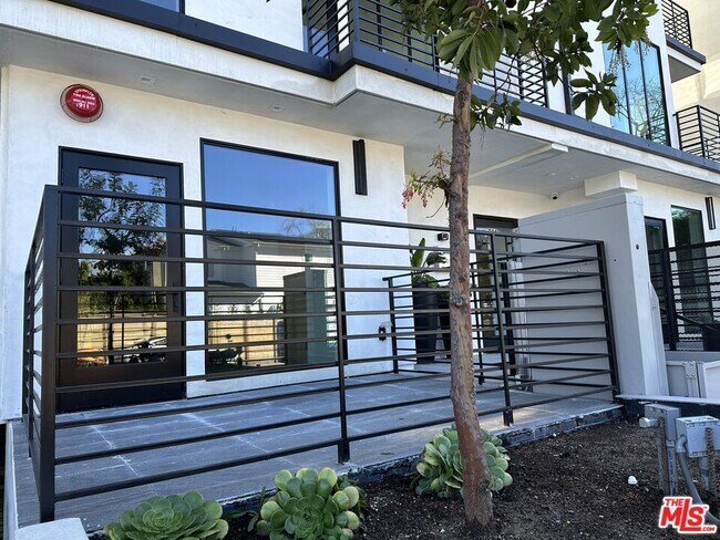 Foto del edificio - 9842 Vidor Dr