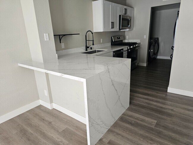 Building Photo - Beautiful Townhome For Rent