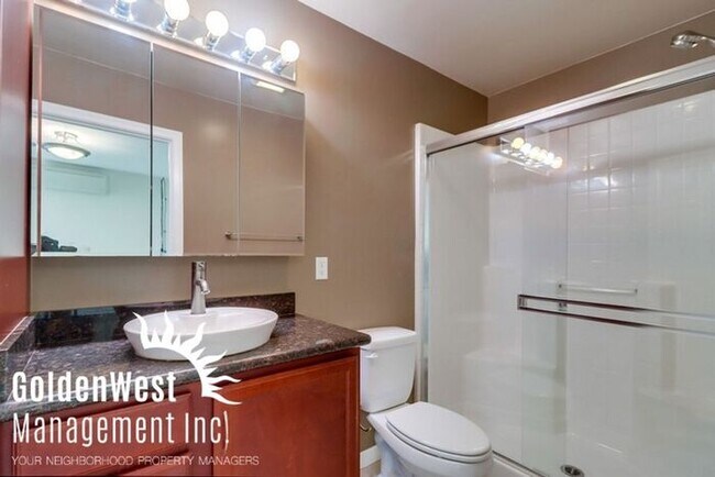 Building Photo - Light and Bright 3Bdm 2Ba Upstairs Condo i...
