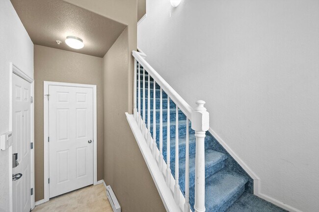 Foto del edificio - Beautiful 2 Bed 2 Bath Condo near Parkfield Lake Park!