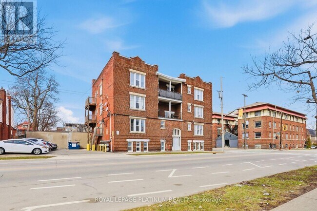 Photo du bâtiment - 120 Sherman Ave S