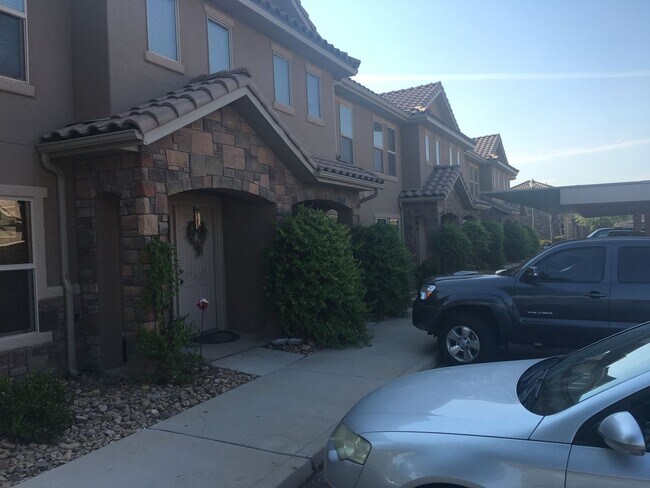 Foto del edificio - Fossil Hills Townhome!
