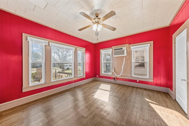 Foto del edificio - Stylish 1920s Gem Near Downtown with Fresh Updates