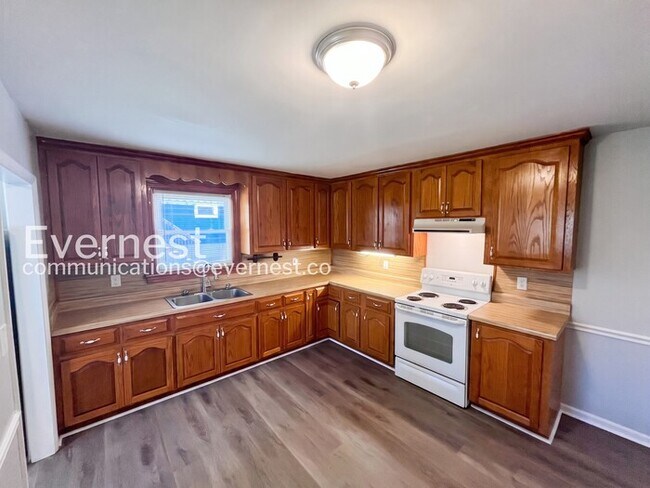 Building Photo - 3 Bed/1.5 Bath Home with Off-Street Parking / Pet-Friendly / Coming Soon!