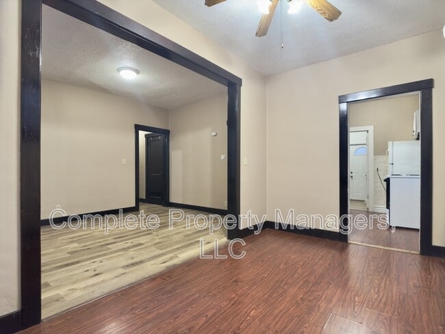 Foto del edificio - 325 E Washington St