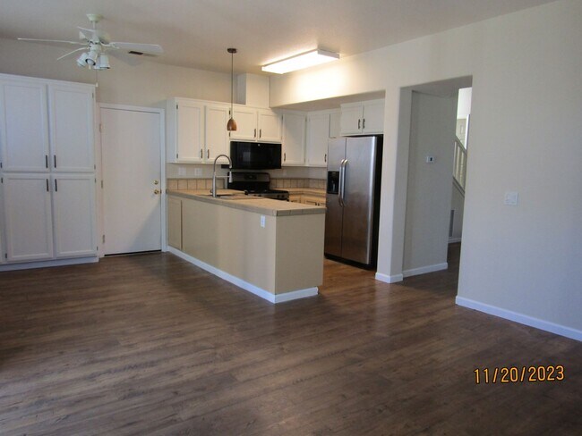 Building Photo - Spacious 4 Bedroom 2.5 Bath Home in Santa ...