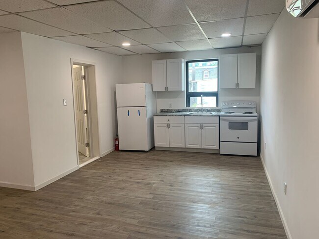 Building Photo - Efficiency/Studio Room 2nd Floor Parking Y...