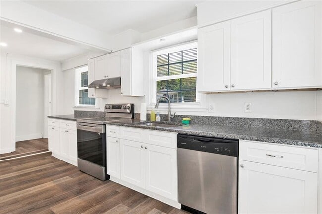 Foto del edificio - 331 Azalea Cir W