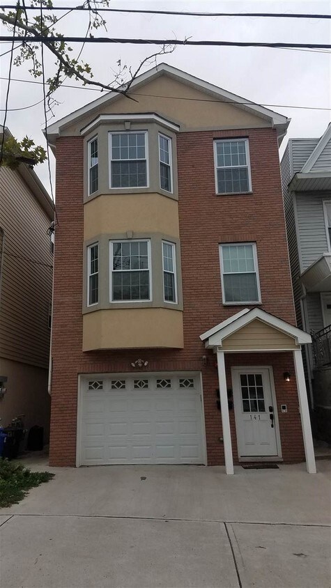 Primary Photo - 141 Ege Ave