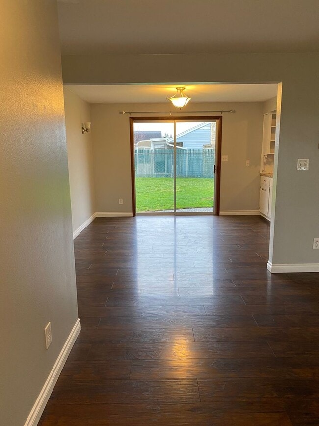 Building Photo - 2 Bedroom 1.5 Bath Washer Dryer Included i...