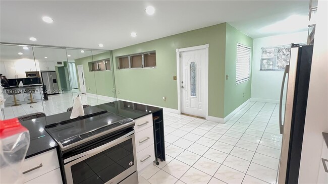 Foto del edificio - 110 NW 198th St