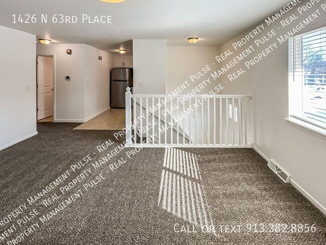 Foto del edificio - Freshly Remodeled 2BR/1.5 BA Duplex in KCK