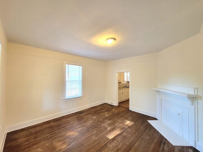 Foto del edificio - Bungalow in Kannapolis with Rocking Chair Front Porch