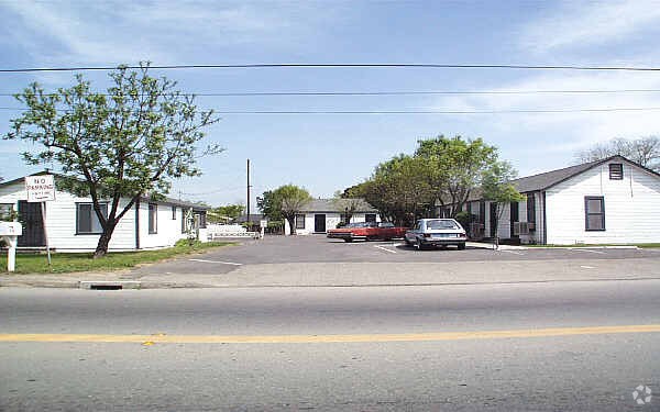 Primary Photo - 676-716 N Oro Ave