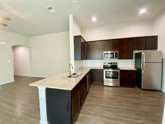 Building Photo - Luxury Duplex 3/2 in Seguin