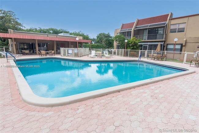 Foto del edificio - 711 N Pine Island Rd