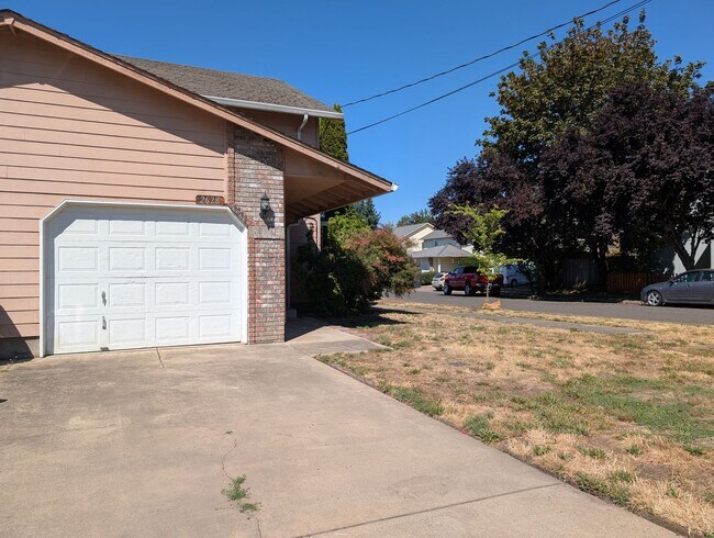 Foto del edificio - 3 bdrm/2 bthrm Duplex with Single Car Gara...
