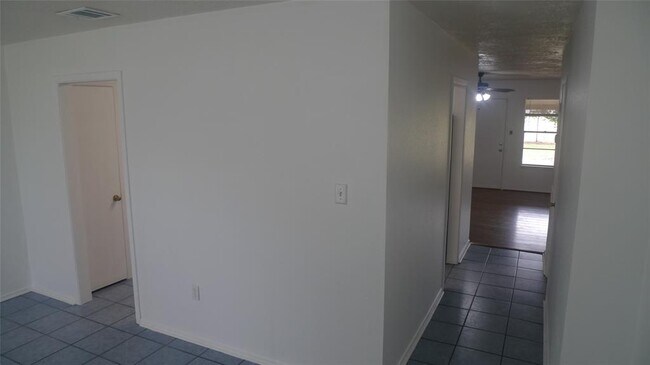 Building Photo - 14019 Montaigne Dr