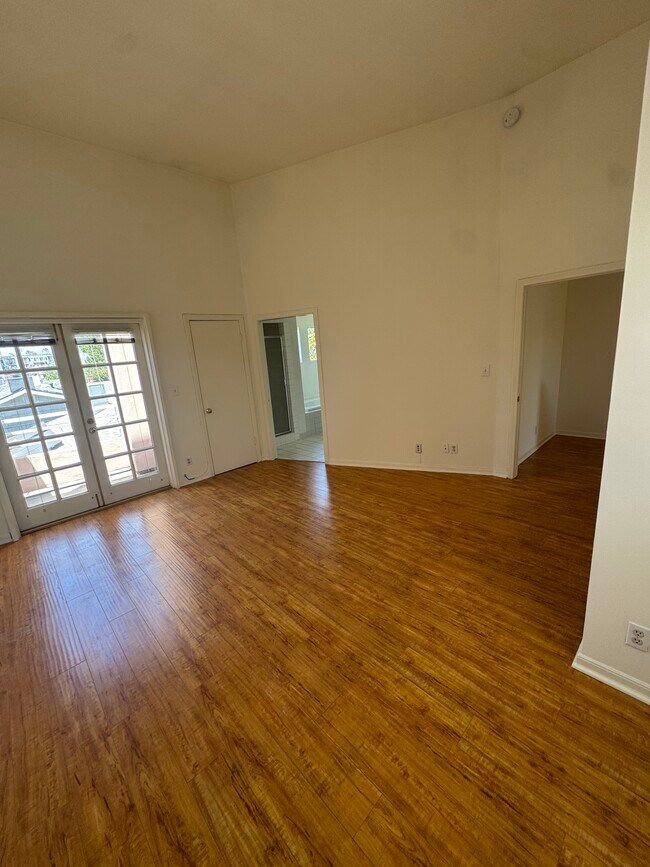 Building Photo - 14435 Riverside Dr