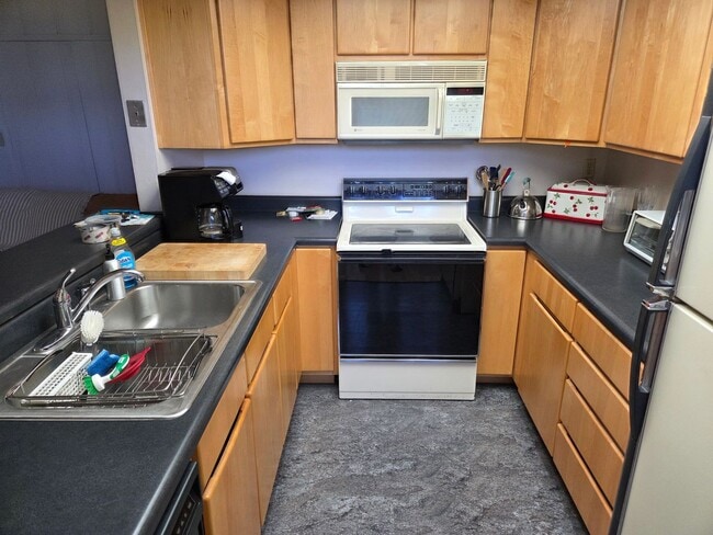 Building Photo - 3500 N Country Club Dr