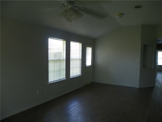 Foto del edificio - 2221 Creekside Ln