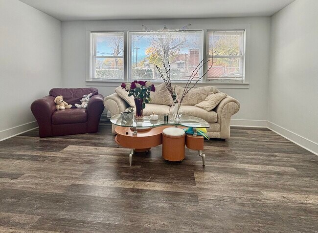 Foto del edificio - 6157 W Montrose Ave