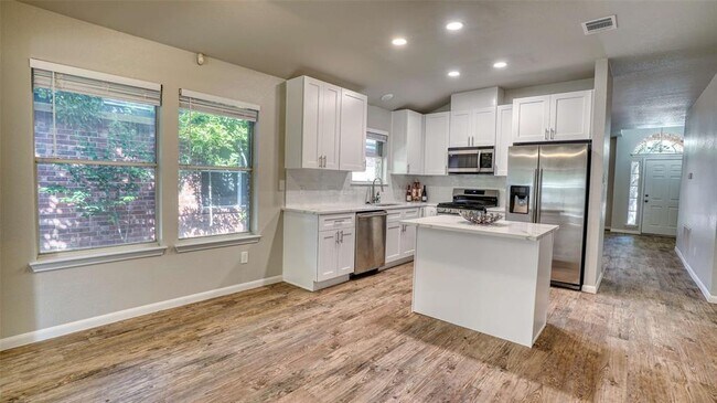Foto del edificio - 711 House Creek Dr