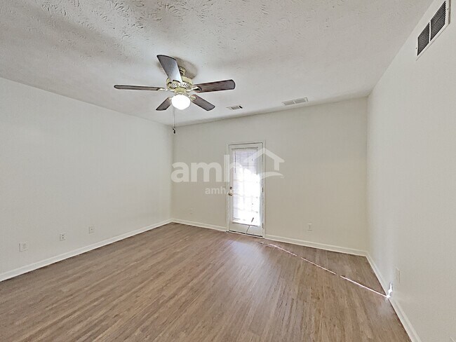 Foto del edificio - 704 Newcastle Ct