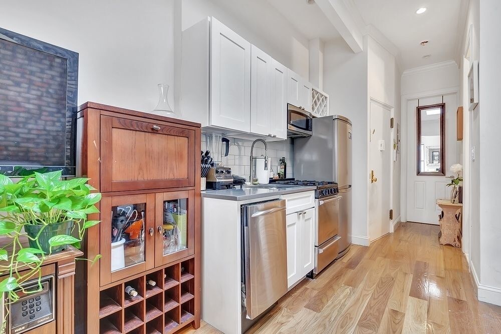 Primary Photo - 319 E 79th St
