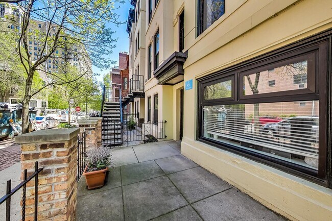 Building Photo - 349 W Belden Ave