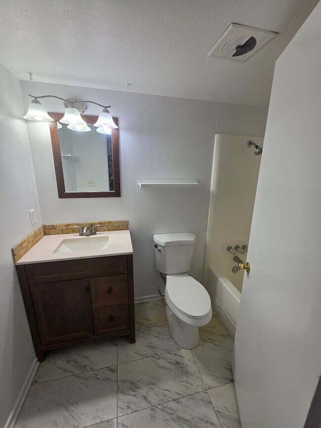 Building Photo - Newly Remodeled 3 Bedroom House in Bullhead
