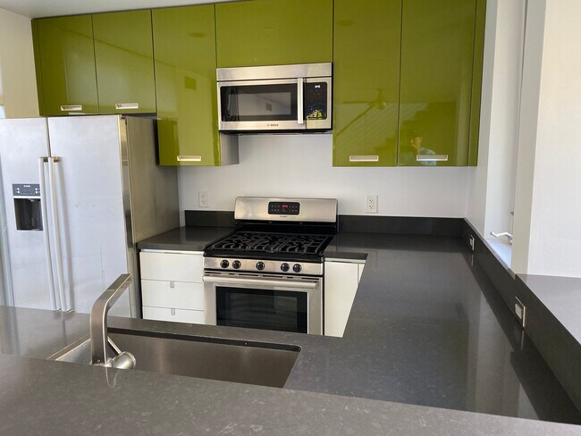 Building Photo - 644 Raymond Ave