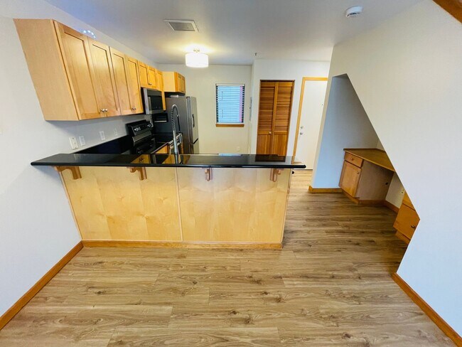 Foto del edificio - Top Floor 1bdrm Condo with River Views and Private Deck | Most Utilities & Parking Included!