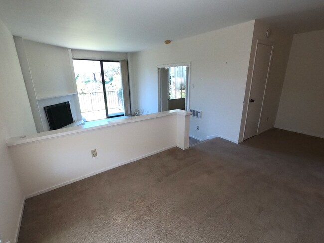 Building Photo - LARGE ONE BEDROOM END UNIT CONDO IN SHELTE...