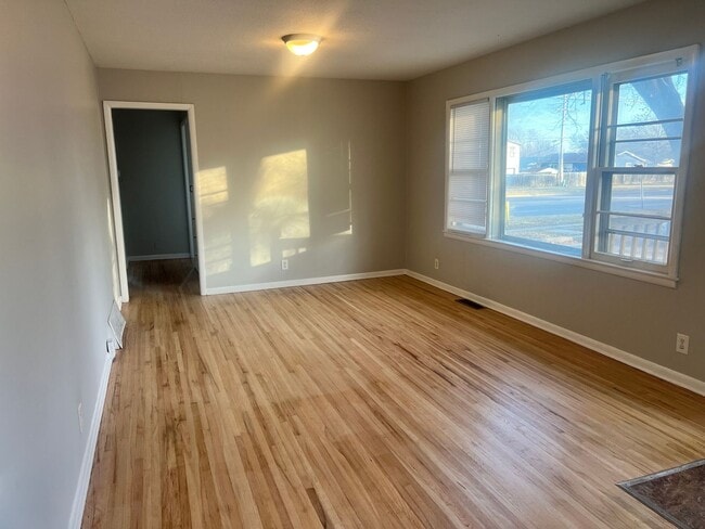 Foto del edificio - 4 Bedroom 1 bathroom with basement located east Wichita