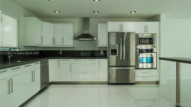 Foto del edificio - 1010 N Venetian Dr