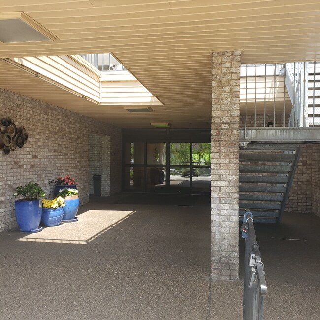 Building Photo - 2120 Greentree Rd