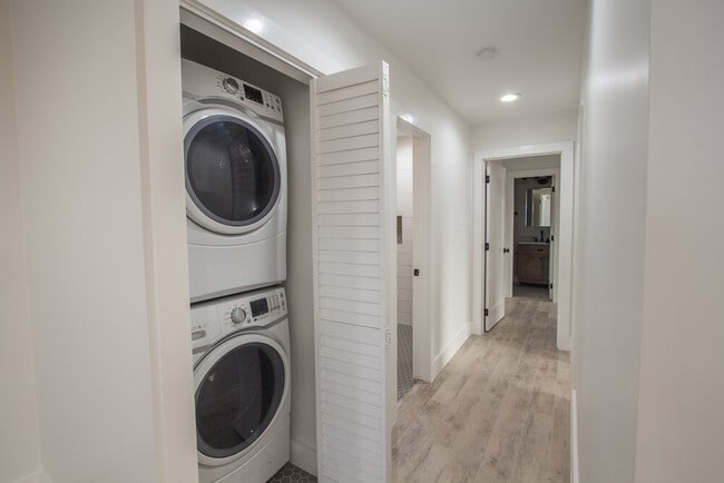 Building Photo - Knoxwood Apartments