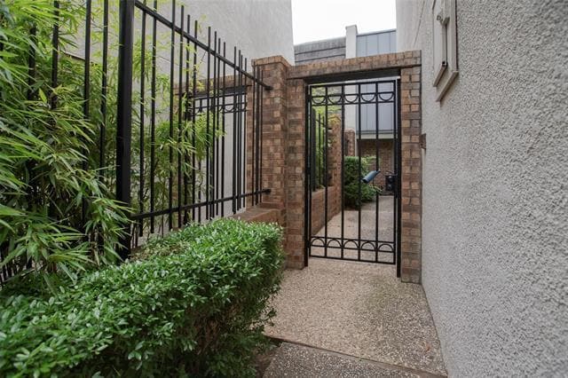 Foto del edificio - 4142 Woodcreek Dr